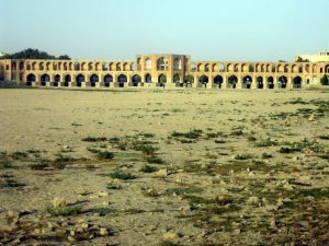 آب ذخیره پشت سد زاینده‌رود زیاد و قابل توجه است/ آب در تمام طول رودخانه جاری شود