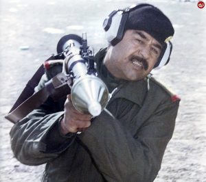 صدام در حال شلیک آرپی‌جی در طول جنگ با ایران؛ سال ۱۳۵۹
