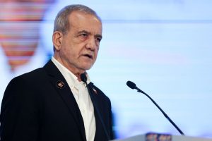 توئیت جدید پزشکیان به زبان انگلیسی/ اگر آمریکایی‌ها جنگجو هستند، بگذارید با نیروهای نظامی دلاور ما روبه‌رو شوند/ ایران تسلیم نخواهد شد