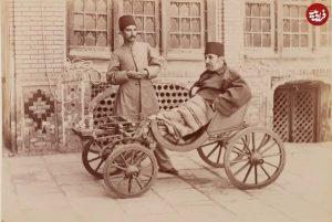 صندوق‌دار خاصه ناصرالدین‌شاه نشسته بر ویلچر / عکس