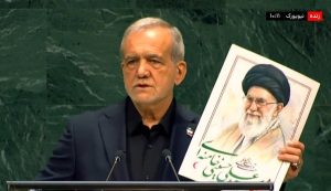 تصویر رهبر شهید انقلاب در دست پزشکیان در مجمع عمومی سازمان ملل