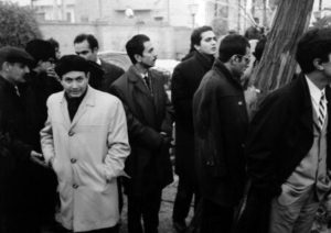 کیارستمی، شاملو و آل‌احمد در مراسم تشییع فروغ فرخزاد؛ سال ۴۵ / عکس
