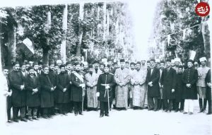 احمدشاه قاجار و درباریانش در یک روز جشن / عکس