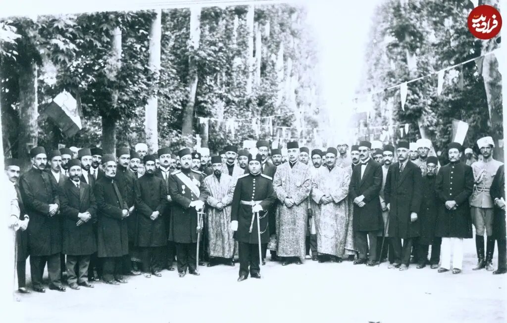 احمدشاه قاجار و درباریانش در یک روز جشن / عکس